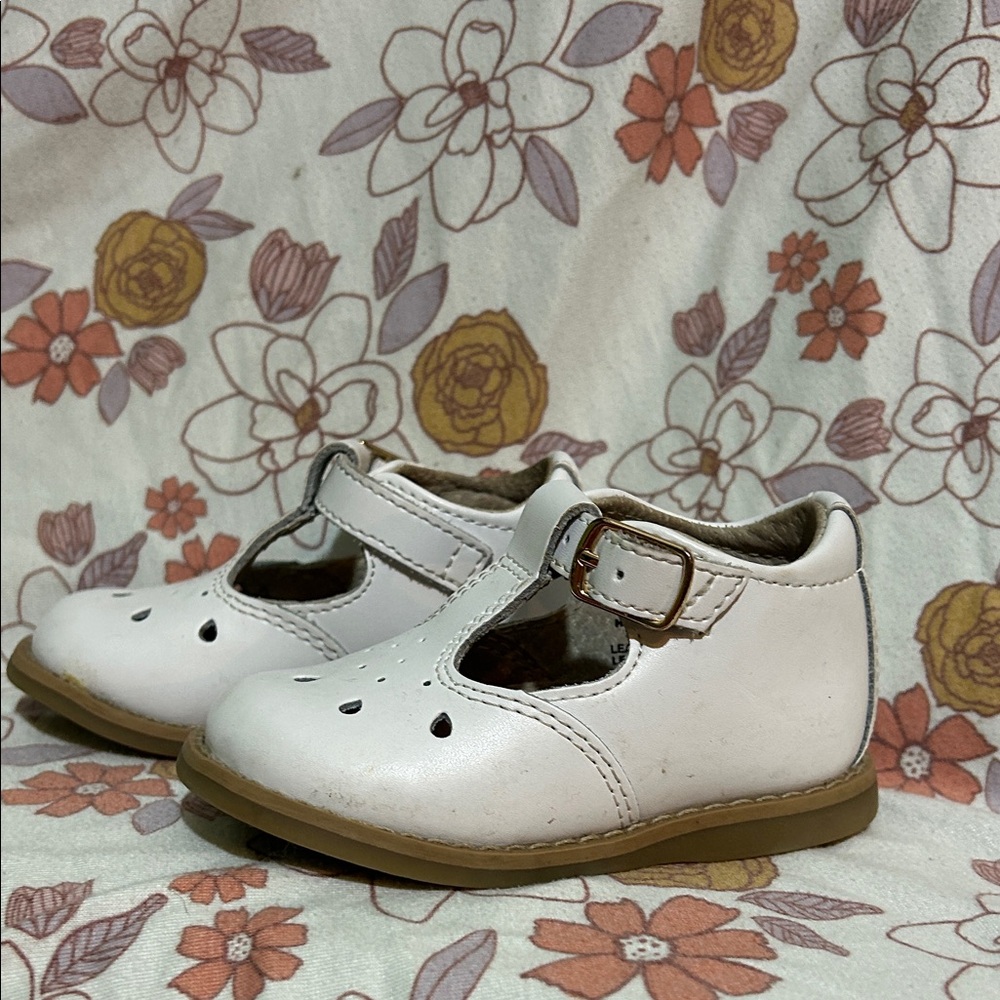 FootMates White Dress Shoes with Tan Soles